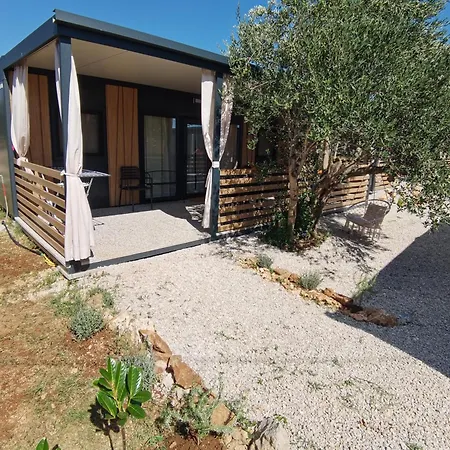 Camp Mobile House 18 펜션 *