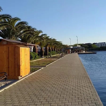 Camp Mobile House 18 *